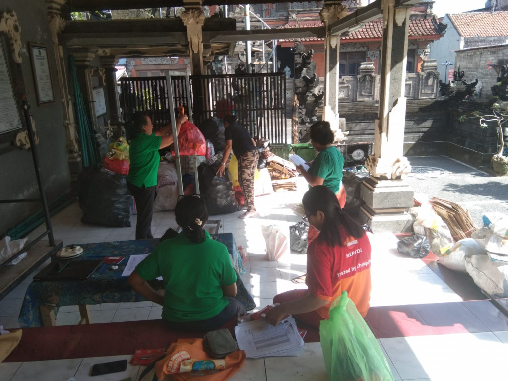 Antusias Warga Banjar Taman Tirta dalam Mengikuti Kegiatan Rutin Bank Sampah